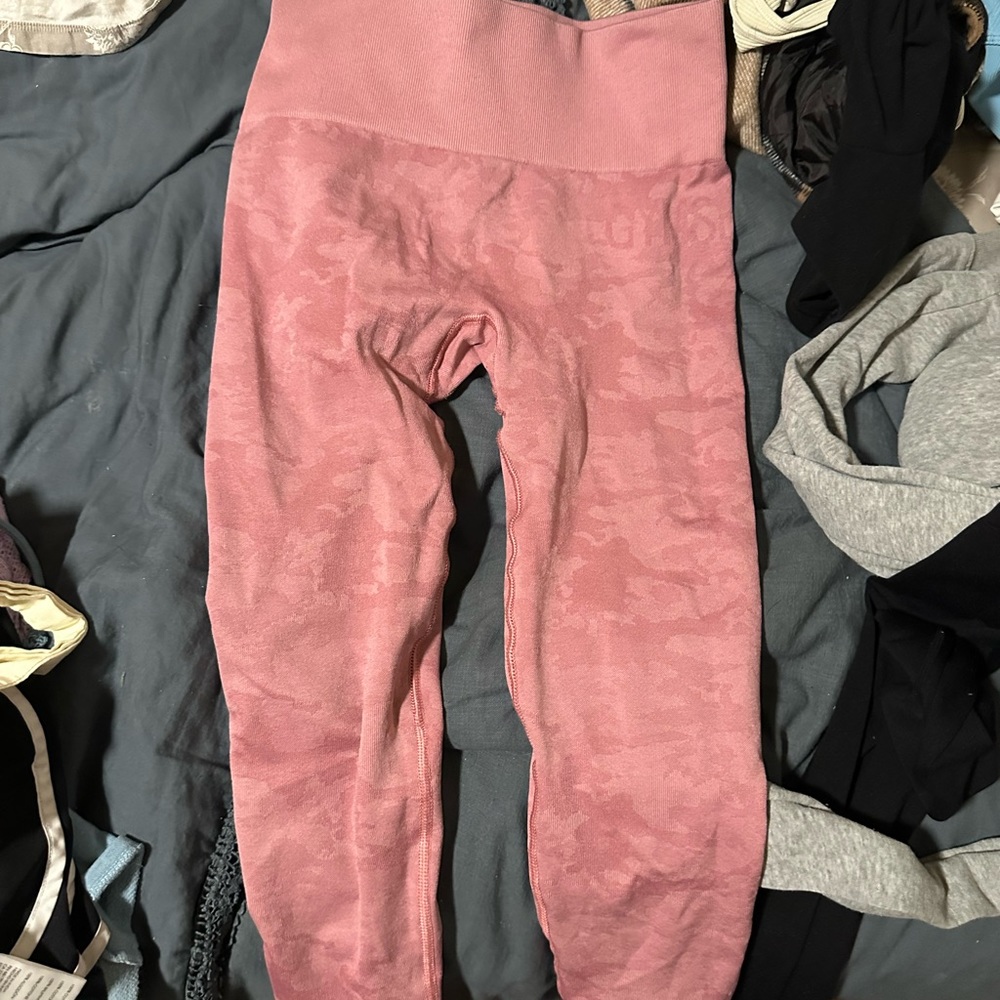 Gymshark -seamless camo leggings with butt scrunch -pink-size small
